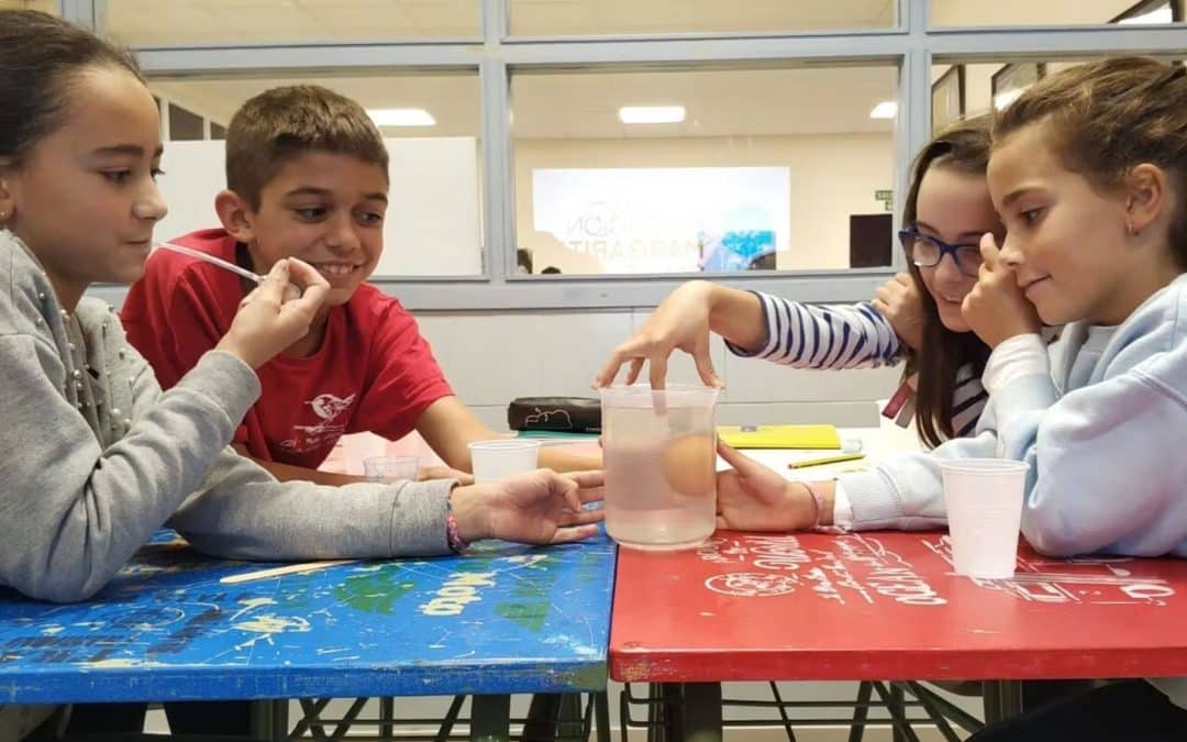 Niños participando en una actividad científica STEAM de la Fundación Margarita Salas